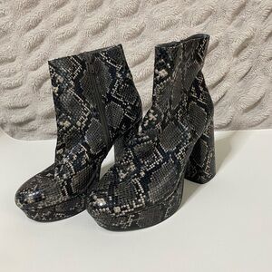 STEVE MADDEN Snakeskin Platform Heel